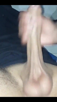 Kolombiyalı orta yaşlı seksi kadın süt çıkana kadar penis emiyor