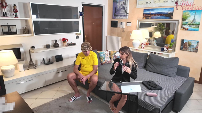 MissLeggings: Une belle-mère coincée au travail subit impuissante les provocations audacieuses...