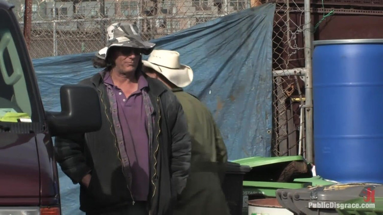 Public Disgrace by Kink: Julie Night - gefistet und im Junkyard gefickt