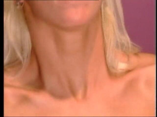 Anal Invasion: Une blonde sexy en bas noirs se fait enculer en...