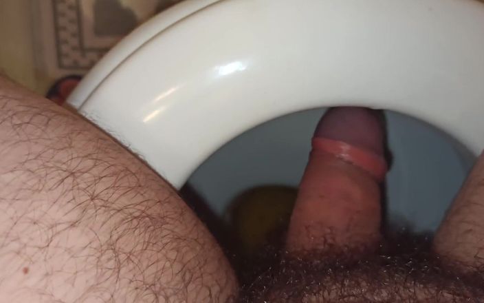 Kinky guy: Ochtend plassen in toilet, echt ontspannende tijd. Pisgaatje close-up