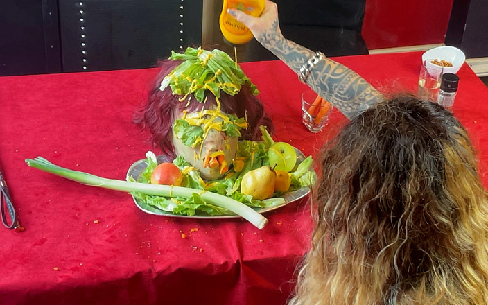 Dominatrix Frida: Den Hilflosen Sklaven Am Esstisch Erniedrigen - Sklavenkopf Auf Einem Platter (221)