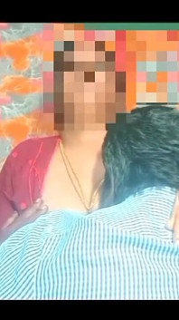 Maestra tamil besándose con estudiante