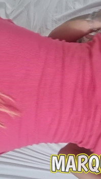 Trio neuken in het motel. Het jonge meisje kreeg sperma over haar hele gezicht