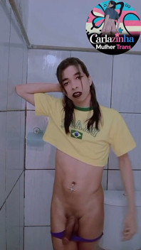 Carla Pelacur dengan kaos dari Brasil dan penis keras