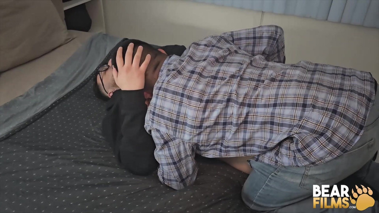 Bear Films: Bearfilms, Geox Rxl et Oso Jay s’engagent dans une séance...