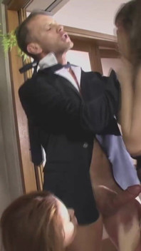Rocco Siffredi a holky s přírodními kozami v trojce análního sexu