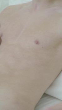 Niewinny nieśmiały chłopiec walący swój wielki nieoszlifowy kutas