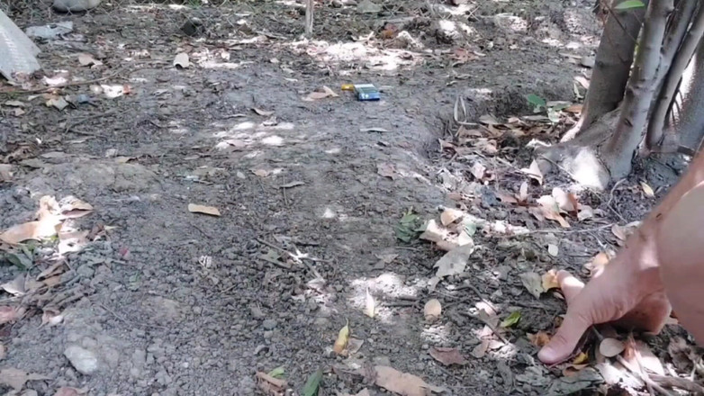 Kitty_Cross: Słodkie shemale odpoczywające stopy w delikatnej bieżącej wodzie