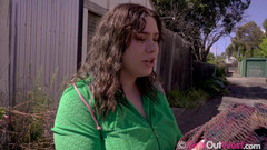 Girls Out West: Curvilínea morena com mamilos perfurados se masturba com brinquedos anais...