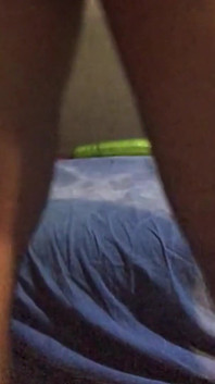 CURVĂ GRECOAICĂ EFEMINATĂ SE JOACĂ CU O ROCHIE TRANSPARENTĂ ÎN LENJERIE ROZ SEXY CU VIBRATOR IMENS ȘI SPERMĂ ANALĂ