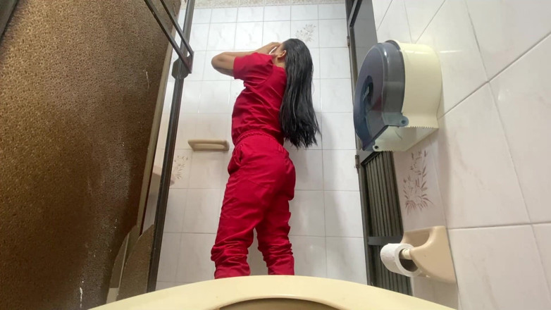 irina69star: कैमरा अस्पताल के बाथरूम में नर्स को मूतते हुए पकड़ता है (खूबसूरत विशालकाय महिला)