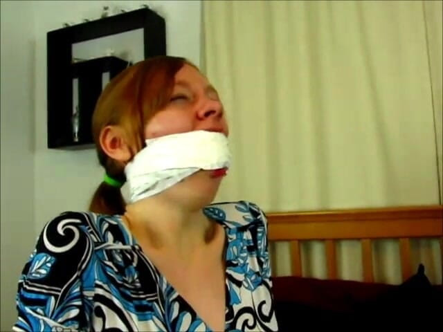 Selfgags classic: Kitty'ye kendini öğürme sanatı geliyor!