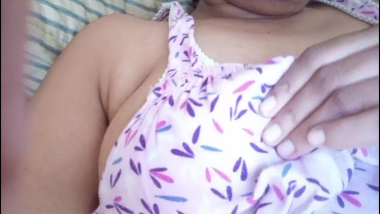 Anne White: Pelakon India Anne melancap di atas katil dengan buah dada...