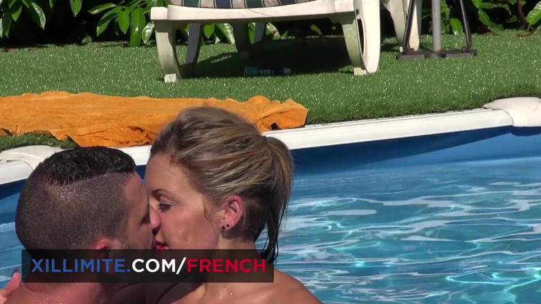 French girls at work: Analsex rund um den pool