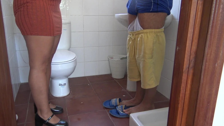 Stepmom Susan: Une belle-mère taboue dit à son beau-fils de pisser devant elle...