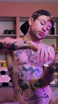Tatuado ftm xxxskips se cubre de aceite, frota sus pies descalzos, juega con su coño trans hasta que se corre