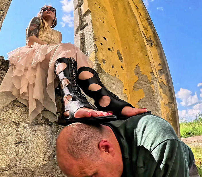 Mistressyammyboots: Otrok Pod mými sandály