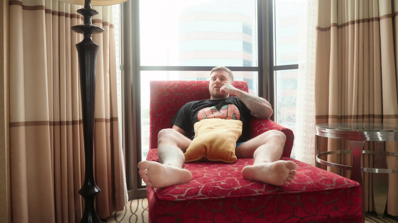 RealMaxxxSteele: Mama vitregă mă ajută după despărțire