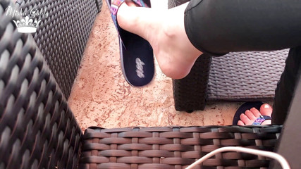 Goddess Misha Goldy: Infradito penzoloni a penzoloni all'aperto vicino al lago con unghie...