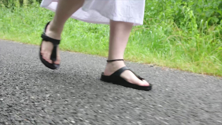 Footfetish: Papucii Birkenstock se distrează în băltoaca de ploaie
