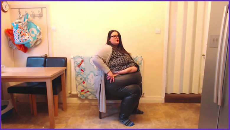 SSBBWLadyBrads: Fat ssbbw in tight leather pants fashion show