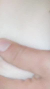 Quando una milf sposata e il marito non è a casa il ragazzo della porta accanto viene a scoparla