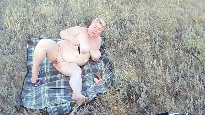 Zona901: Мастурбирую киску игрушками на улице