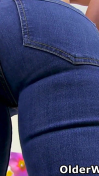 English MILF Elegant Eve Lowers Her Jeans and Dildos Her Cunny