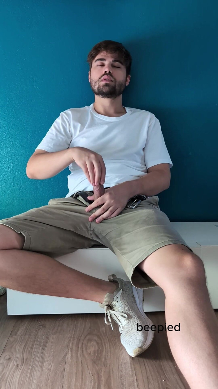 Beepied: Cận cảnh cậu bé thủ dâm một mình - bíp