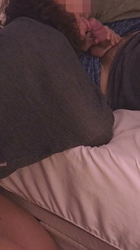 Kouření před spaním - sexy manželka nebude odpočívat, dokud se jí nevystříká do pusy