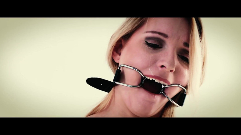 Sextermedia by Pete: Jasmin fiste sa copine excitée jusqu'à l'orgasme