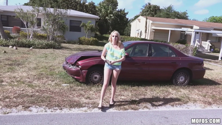 Stranded Teens: Stranded teens - il succoso culetto della bionda rimbalza