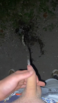 Náctiletý chlapec chčije venku