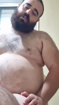 Tři chlupaté medvědy naplňují zadek baculaté chlápka výstřiky