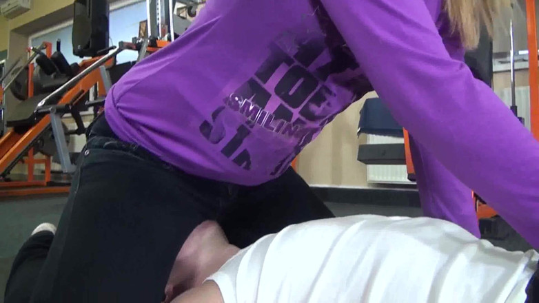 Femdom Austria: Loira puta de óculos e seu escravo na academia