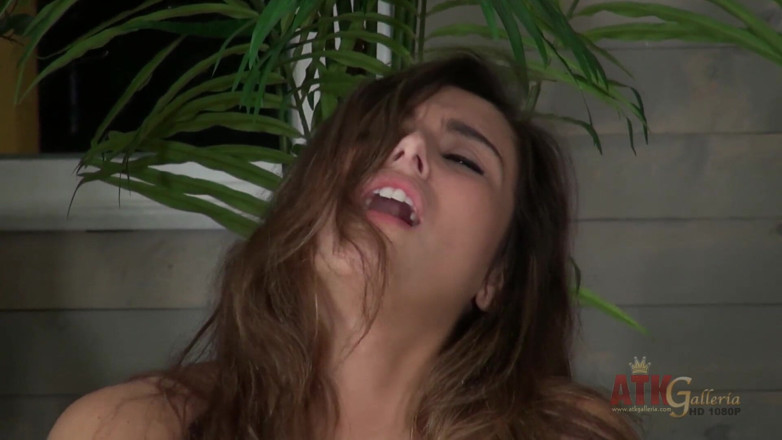 ATKIngdom Fans: Lieve babe geniet van in haar speeltje