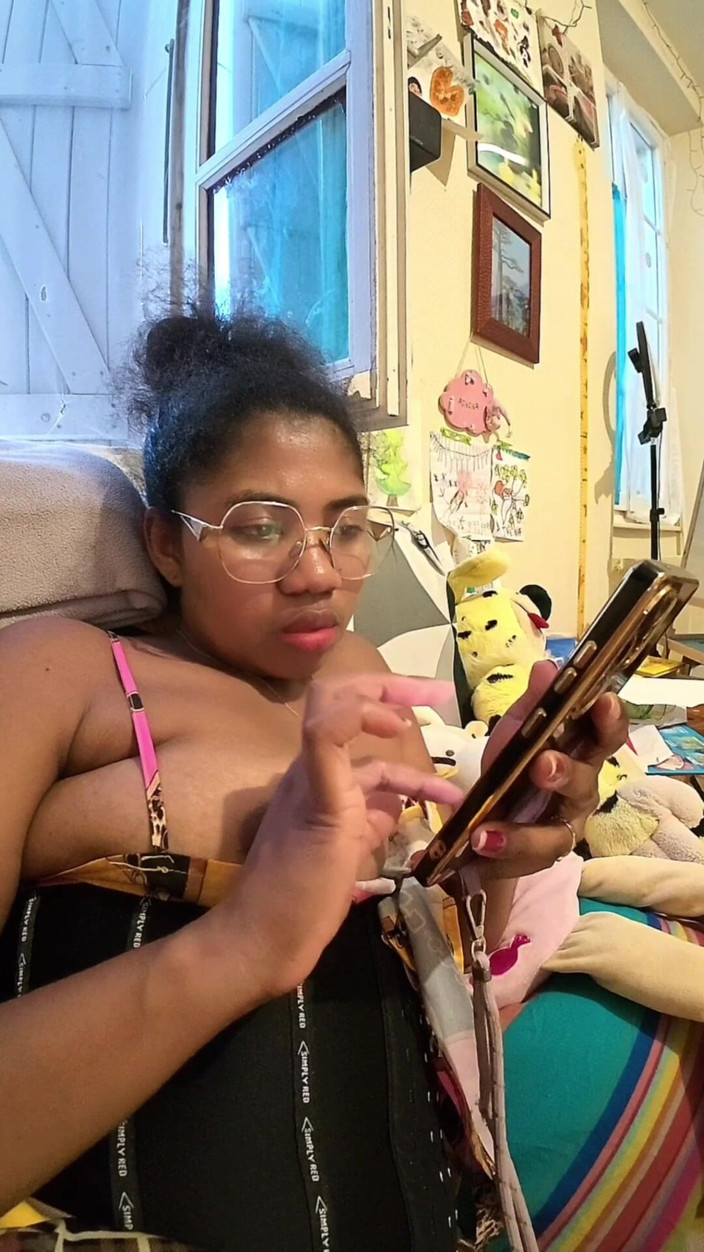 Belle: Relaxing Topless