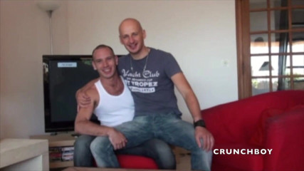 Crunch Boy: Twee sexy jongens neuken op expositie buitenshuis in de buurvrouw