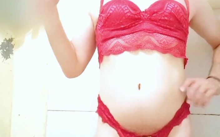 Carol videos shorts: Travesti en lingerie rouge