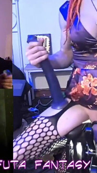Bella cavalcata lunga sulla sedia da scopare in un sexy abito di raso