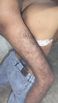 Un bărbat indian își agață pizda dolofană Saali și-a scos pantalonii, i-a futut curul și i-a făcut pizda să ejaculeze