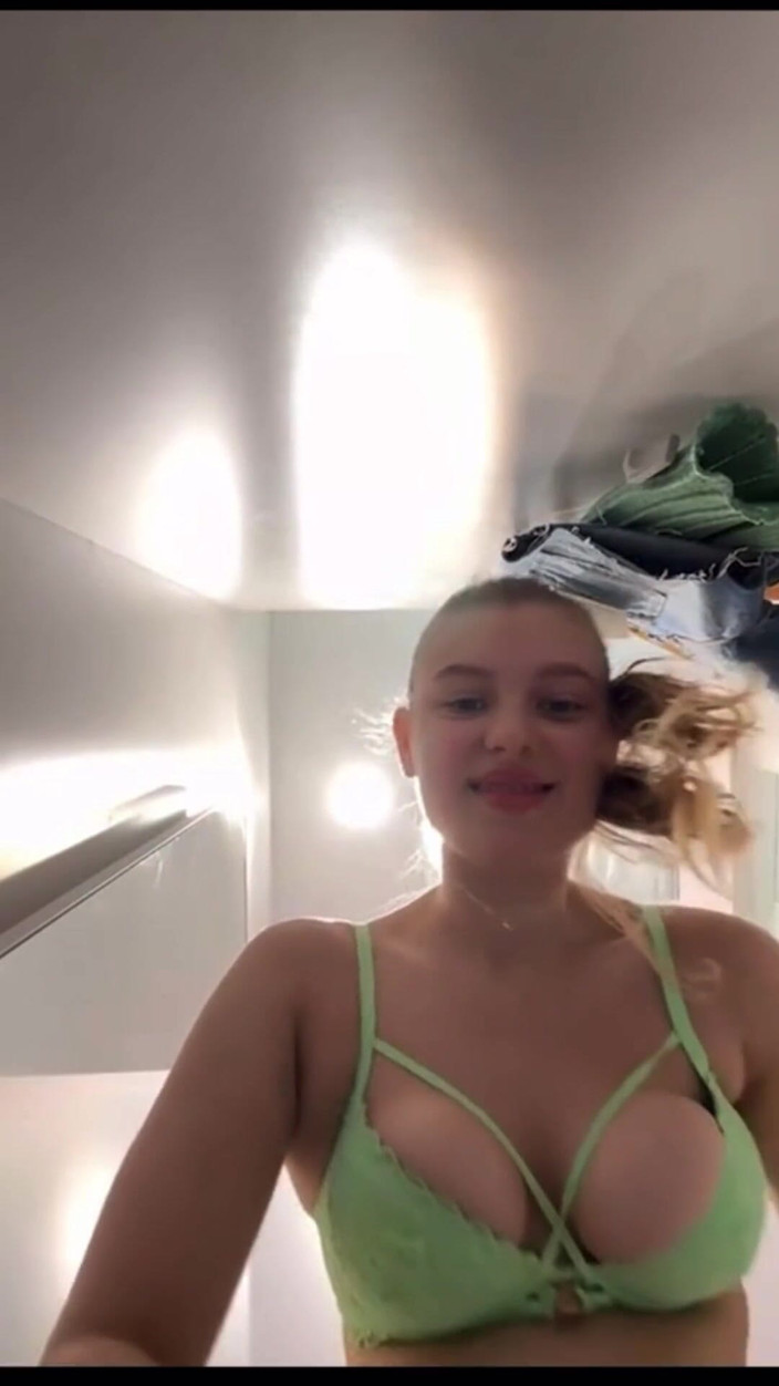 JuiceLussie: Masturbasi di toko