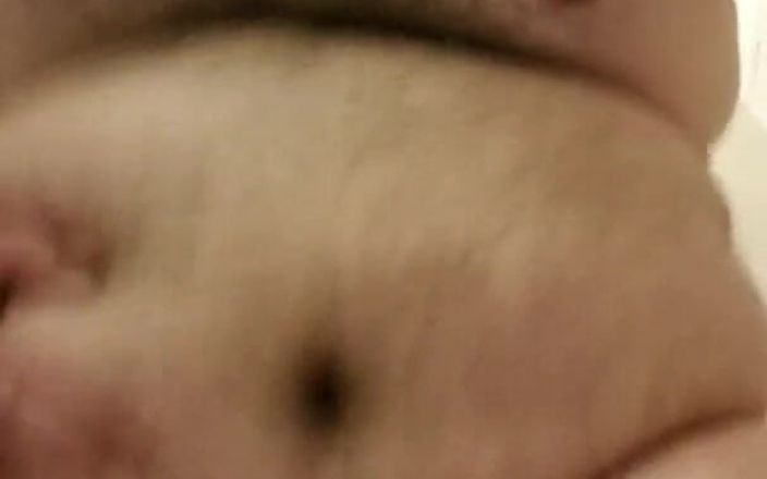 Chunky Belly Boy: Duşta göbek sallıyor ve dildo