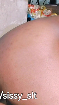 Ladyboy uống nước tiểu của riêng và bị đụ bởi con cu khổng lồ