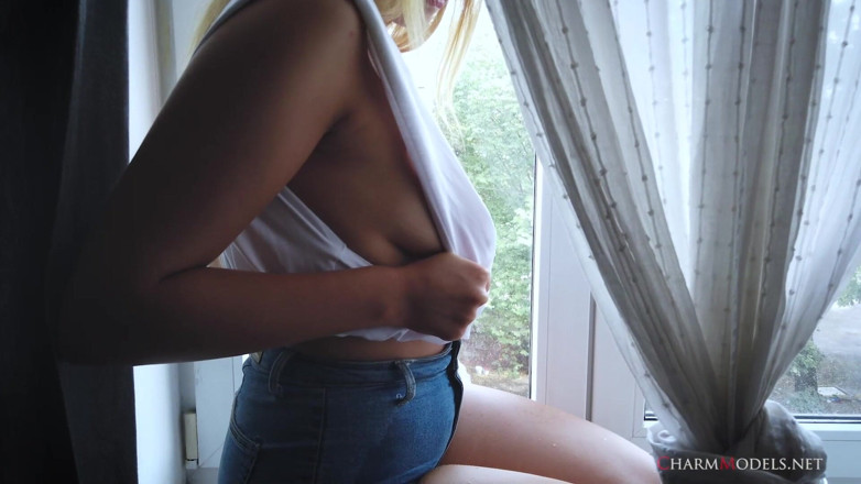 CharmModels: Gagică țâțoasă Denise cu un tricou umed la fereastră