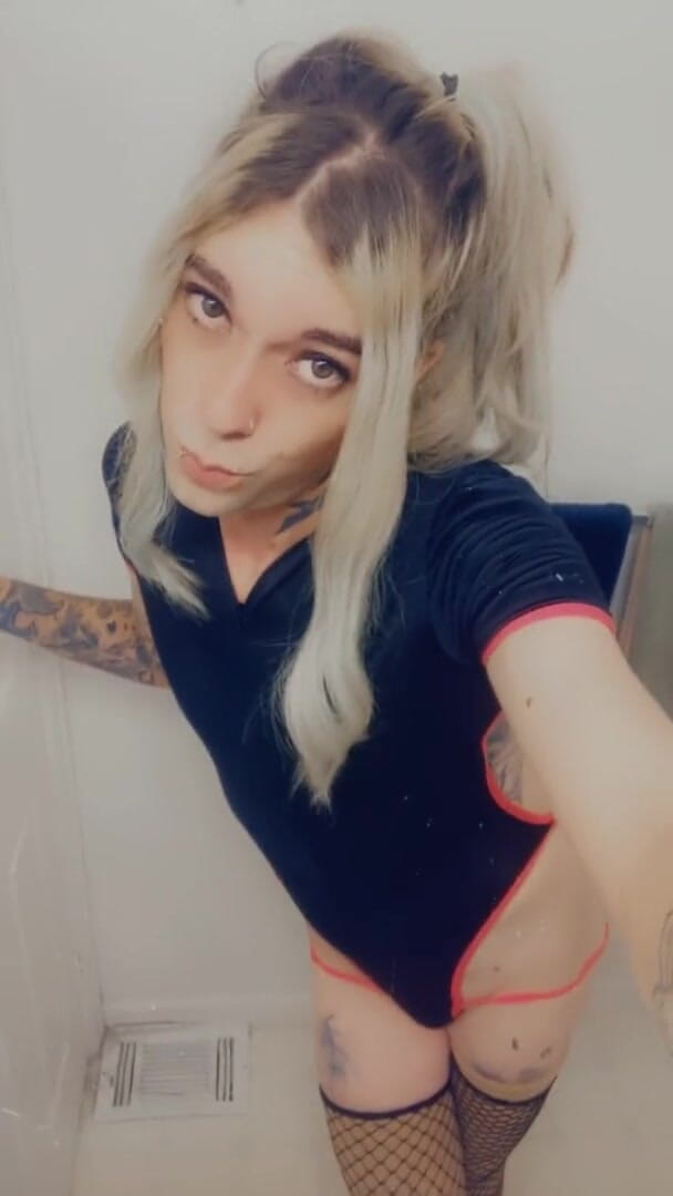 CarmenMelatonin: O transsexuală sexy care fumează vrea să fie futută adânc
