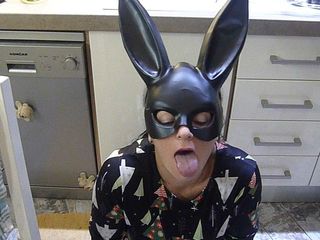 Fuck me like you hate me: Ik ben gewoon een spermadump voor mannen bunny mask