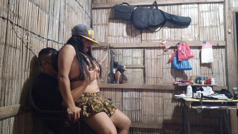 Martin13: Moje nevlastní sestra má na sobě krásnou krátkou sukni a...