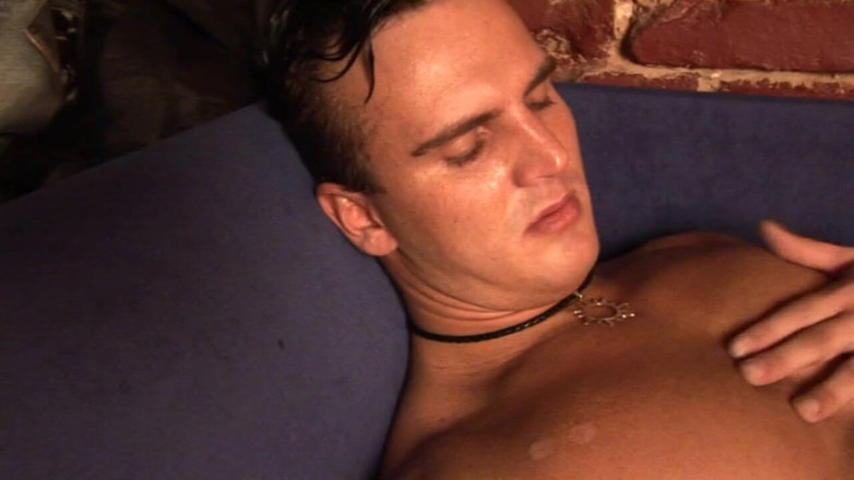 Jerking studs: Seksowne Lado wkłada ogromny dildo głęboko w swoim różowym uroczym...
